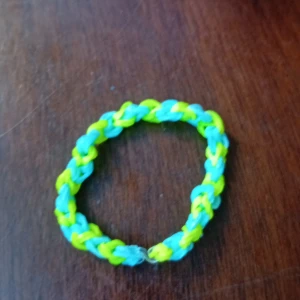 Ett fint neon färgat armband - De är hållbart och fint