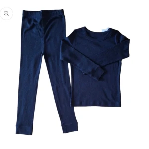 underställ i merino ull storlek 98 - säljer kläder i min firma 1set underställ från Cubus storlek 98 100% merino ull produkterna finns på min hemsida https://nizzyfit.se/ 