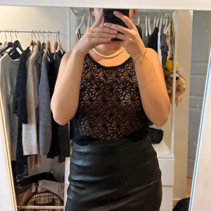 Spets topp - Svart spets topp för festliga tillfällen 