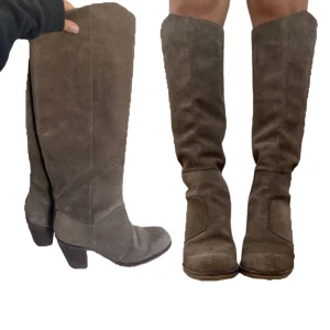 Acne stövlar - De snyggaste tänkbara bruna stövlarna från Acne Studios perfekta nu till höst🤎Äkta skinn & gjorda i Italien! Klacken är ungefär 6 cm hög🌞