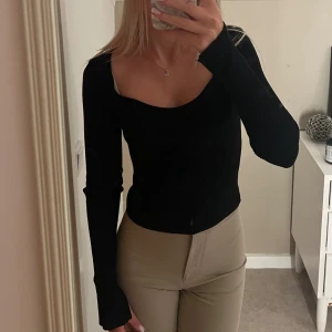 Tröja - Svart ribbstickad tröja från Gina tricot med slits vid ärmslutet! Superfin tröja som tyvärr inte kommer till användning längre. Köpt för 300 och är sparsamt använd.