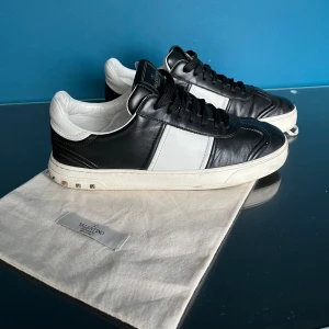 Flycrews  - Säljer mina då mina schyssta Valentino Flycrews, dustbag ingår, Storlek 40 passar större (41), Riktigt bra skick se bilder, alla nitar kvar. 100% äkta, köpta av Store Enda har bild om ni vill se. För fler frågor kom privat!