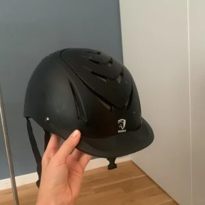 Ridhjälm - En svart ridhjälm från märket Horka, använd men i gott skick.