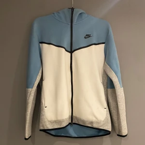 Baby blue Nike tech fleece - Säljer en sällsynt Nike tech tröja som jag köpte i England för 2500kr och den är i bra skick skriv om ni har några funderingar 