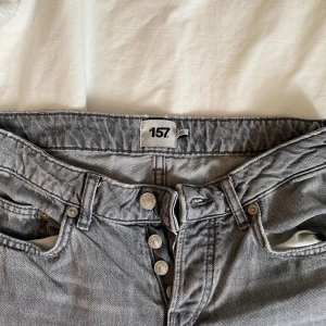 Jeans från lager(läs beskrivningen)  - Lågmidjade gråa jeans från lager 157❣️ Har gått sönder i sidan men lagat(bild 3)  Har även gått sönder vid bakfickan också lagat men spruckit igen(bild 4)  Ville bara se ifall någon är intresserad av att köpa dessa(billigt såklart), annars slängs dem❣️