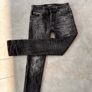 Jack and Jones jeans  - Ett par feta Jack and Jones jeans 🎉🎉 Jeansen är i mycket bra skick!!👍🥳 och storleken är 28/32 🤑💸Ny pris på dessa byxor ligger på 2000kr!!🤑 säljer för 420kr. Modellen skiljer sig åt från andra Jack and Jones jeans eftersom dessa är PREMIUM QUALITY!!🤩🤑