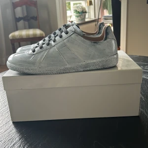 HELT NYA MAISON MARGIELA GATS!!! - Säljer dessa galet feta margiela gats med rare colorway. Aldrig andvända och allt OG medföljer. 🔥🔥👞👞