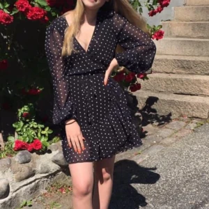 Klänning  - Svart klänning med vita prickar från Chiquelle med v-ringning. Strl xs. Använd Max 2ggr så bra skick. 