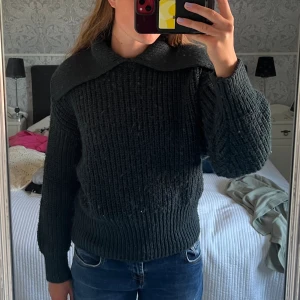 Stickad mörkgröna tröja - Säljer denna stickade mörkgröna tröja från hm i storlek xs. Den kommer tyvärr inte till användning för mig längre, men perfekt till hösten🤩 använd ett fåtal gånger.