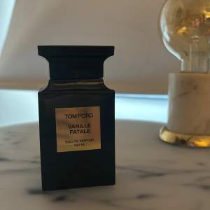 Säljer en flaska Tom Ford Vanille Fatale Eau de Parfum, 100 ml. Det är ungefär 60/70% kvar! Perfekt för den som vill ha en naturlig men ändå elegant doft med en edge. 