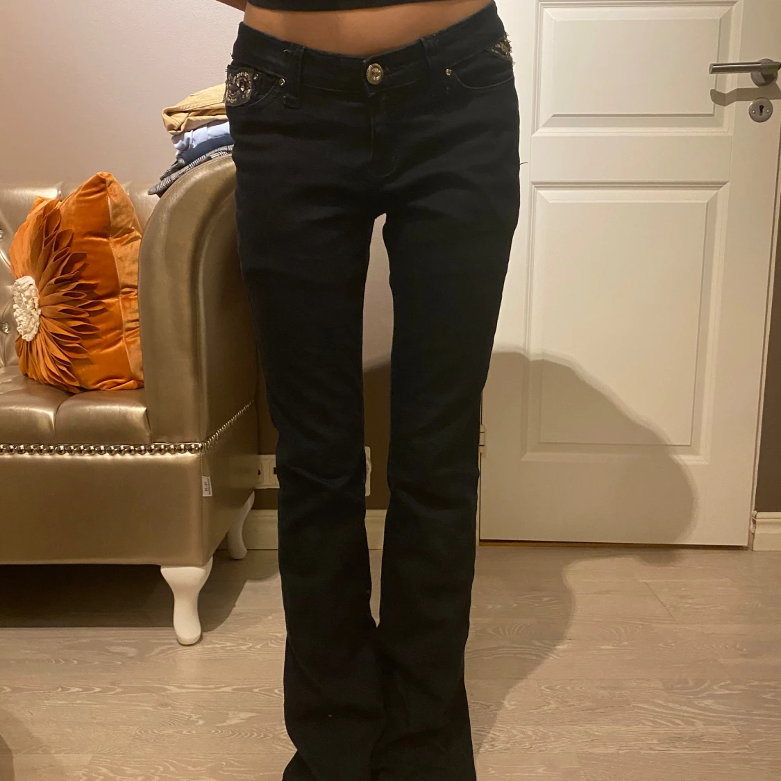 mörkblå bootcut jeans men coola fickor  - 93