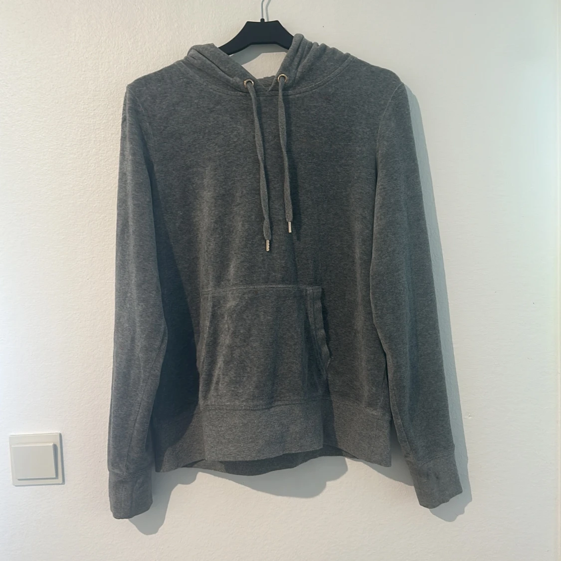 Grå hoodie i mysigt material