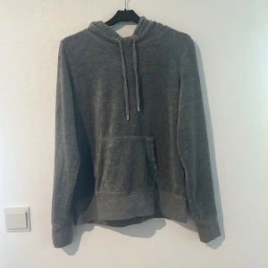Grå hoodie i mysigt material - Säljer en supermysig grå hoodie som är perfekt för kyliga dagar. Den har en stor ficka fram och en justerbar huva med snören. Fint skick använd fåtal gånger🩶