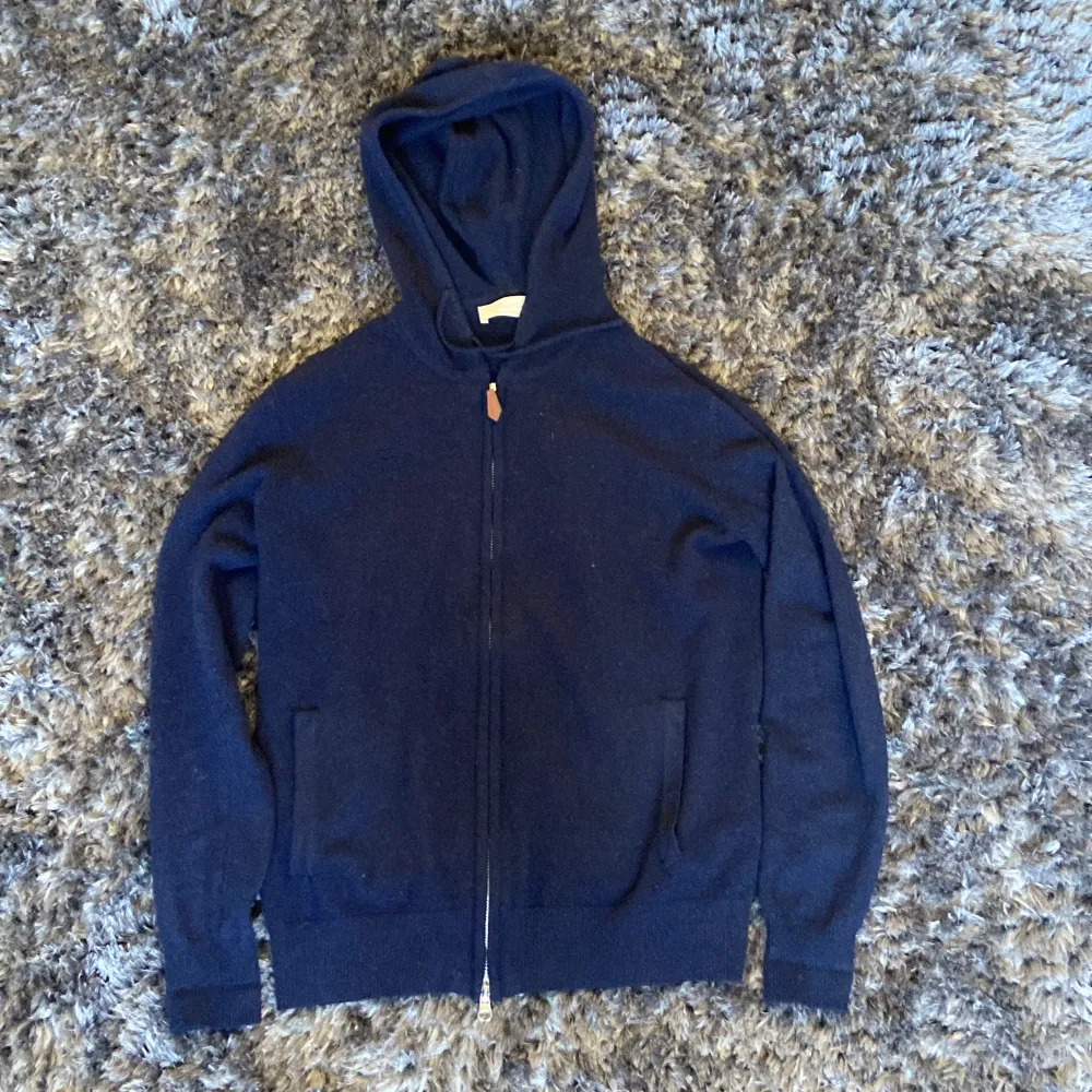 Hej säljer en Sayless kashmir zip hoodie som är i väldigt bra skick. Köpt på deras hemsida för 800kr. Tröjan är i storlek xs. Hör av er vid frågor👍. Hoodies.