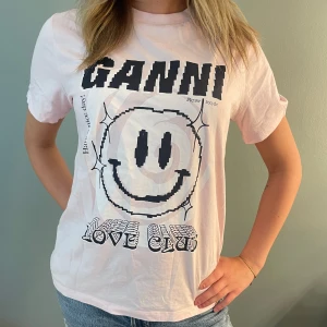 Ganni t-shirt - Så snygg tshirt från Ganni💘