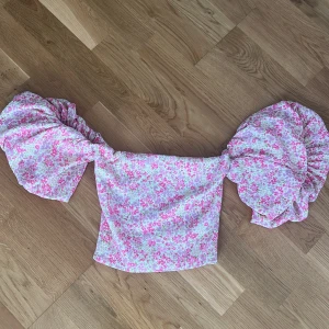 Off shoulder topp - Jätte söt topp ifrån Gina!! Säljer då jag inte använder den😙