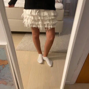 Monki kjol  - Fin volang kjol säljer för den är för stor k midjan storlek 38 köpte för 400 