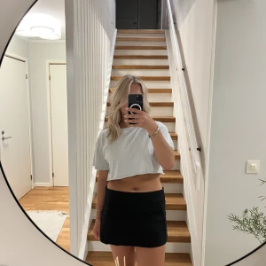 Ljusblå t shirt - Gullig kort t shirt!! Lätt att styla och använda till outfit med lager på lager!!