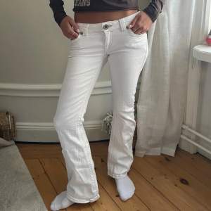 Så snygga jeans. Jag är 165 cm och brukar alltid ha xs i jeans. De är insydda på sidorna. Det syns inte alls när de sitter på. 