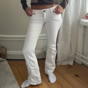 Vita utsvängda jeans - Så snygga jeans. Jag är 165 cm och brukar alltid ha xs i jeans. De är insydda på sidorna. Det syns inte alls när de sitter på. 