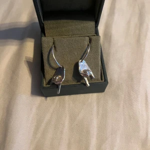 Silverörhängen från Maria Nilsdotter - Säljer ett par coola silverörhängen från Maria Nilsdotter. De har en unik design. Kommer i originalförpackning. Billigare pris vid snabbt köp kan lösas. ordinarie pris är cirka 3500kr örhängena kan säljas separat för ett mindre pris