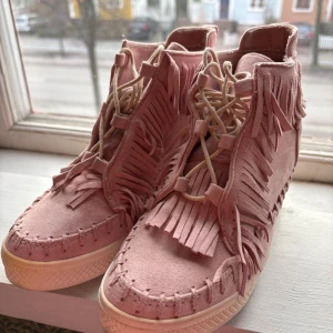 Rosa casadei liknande fransskor! - Jättefina rosa casadei liknande fransskor men killkack! Eftertraktade och populära! Jättefina, aldrig använda! Köpta på Vinted men hon hade inte heller använt de nån gång! Legat i en låda länge så lite smutsig, men inget som märks och går säkert att få bort! Storlek 38! Innersulan är 24 cm! Säljer då de aldrig kommer till användning 💕 pris kan diskuteras kom gärna med frågor!