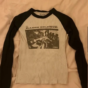 Brandy Melville tröja - Säljer den coolaste och snyggaste brandy tröjan❤️‍🔥jag köpte den här på plick men har aldrig använt den därav säljer jag den! Bilderna är från förra säljaren