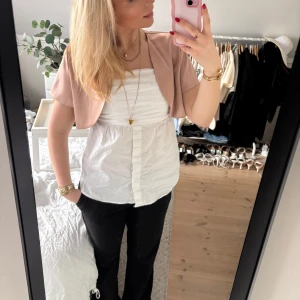 Bolero  - Rosa bolero i satin. Perfekt för att piffa till en outfit och ha över en topp. Använd en gång😊