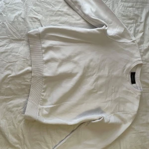 Vit tröja från Peak Performance - Säljer en stilren vit tröja från Peak Performance.  skriv för frågor eller tryck direkt på ”köp nu” om du är intresserad, säljer billigare än nypriset.