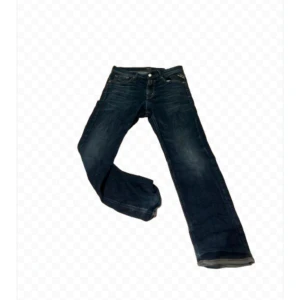 Mörkblå replay anbass - Snygga mörkblå jeansbyxor med en klassisk design. Perfekta för en casual outfit.
