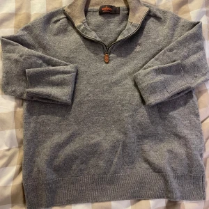 Grå half zip från Morris i 100% merinoull  - Här är en riktgt fet Morris half zip i 100% merinoull så perfekt till lite kyligare dagar skriv till mig vid frågor eller funderingar