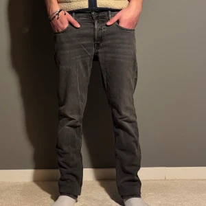 Svarta jeans från Reaplay - Säljer riktigt snygga svarta reaplay jeans! | Skick 9/10 | Strlk: W29 L32 | Nypris 1600kr | Hör gärna av er vid fler funderingar! Modellen är 180 cm och väger 70 kg. 