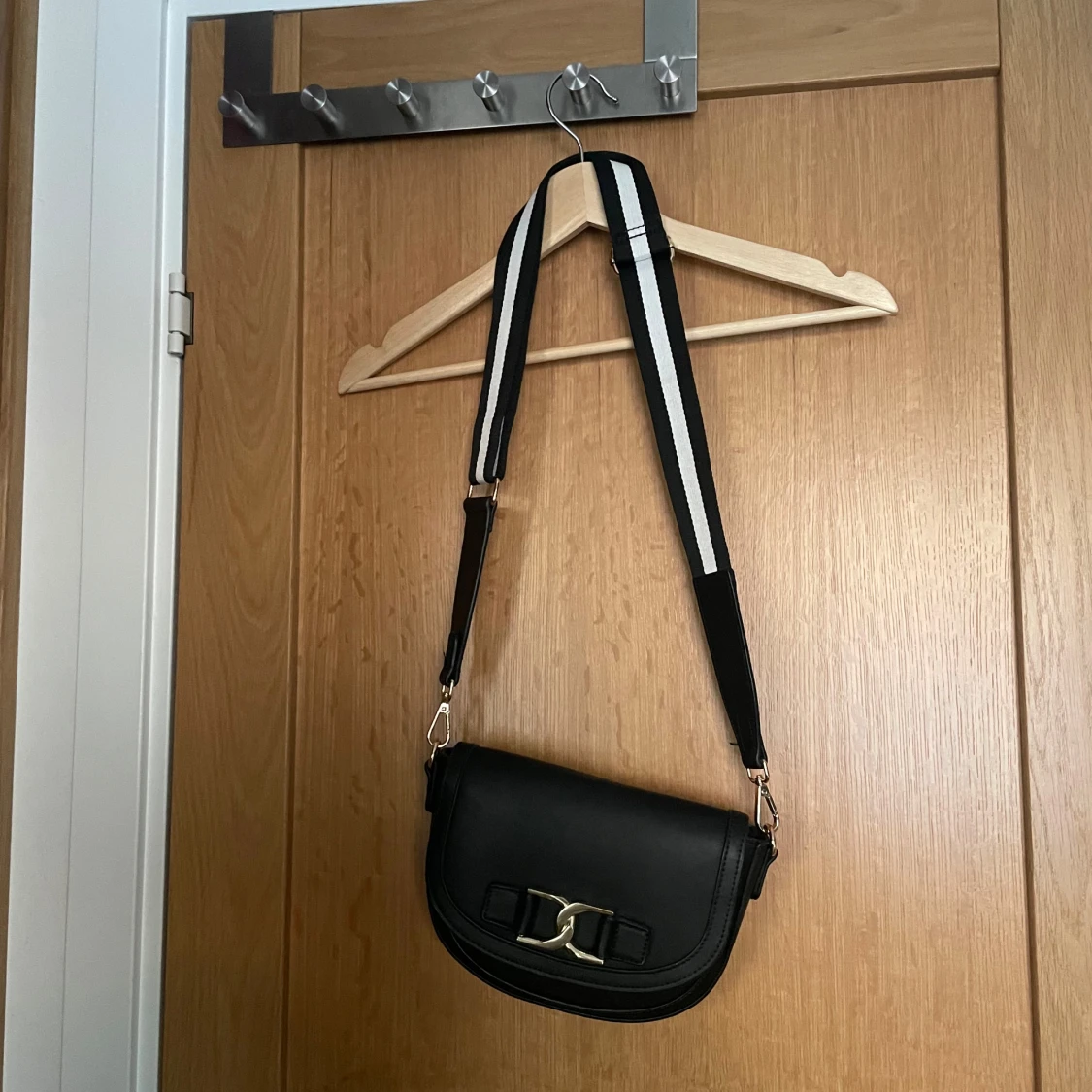 Svart axelväska med gulddetalj - 1