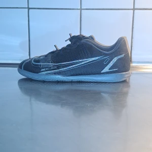 Nike Mercurial - Strl: 36.                                                    Skick: 10/10.                                           Helt nya, köpt för ca 700kr, säljer för endast 349kr, OBS pris kan diskuteras vid snabb affär.