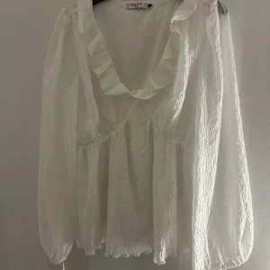 Vit blus - Snygg vit blus från nakd. 