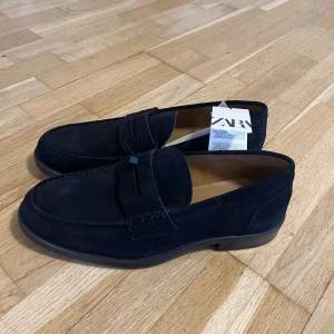 Helt nya marinblåa loafers  - Säljer dessa sprillans nya loafers från Zara. Skick: 10/10. Nypris: 1100kr, vårat pris 599kr. Perfekt nu när det börjar bli varmare. Skriv om det finns frågor 🗣️✌️