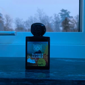 Summer Hammer Extrait de Parfum - En elegant flaska med Summer Hammer Extrait de parfum. Ungefär 30-35ml kvar i flaskan😊       En riktigt fin doft nu när våren och sommaren närmar sig 