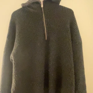 Mörkgrå stickad tröja från BikBok - Säljer en mysig mörkgrå stickad tröja från BikBok med dragkedja vid halsen. Perfekt för kyliga dagar. Tröjan har långa ärmar och en bekväm passform. Hör av dig vid intresse! 