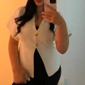 Vit väst med knappar - Snygg vit tröja storlek M använd bara max 3 gånger