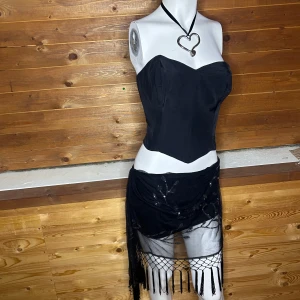 Svart axelbandslös klänning - Snygg vintage axelbandslös korsett med en tight passform. Storlek M/38 Italiensk 44. Bra skick