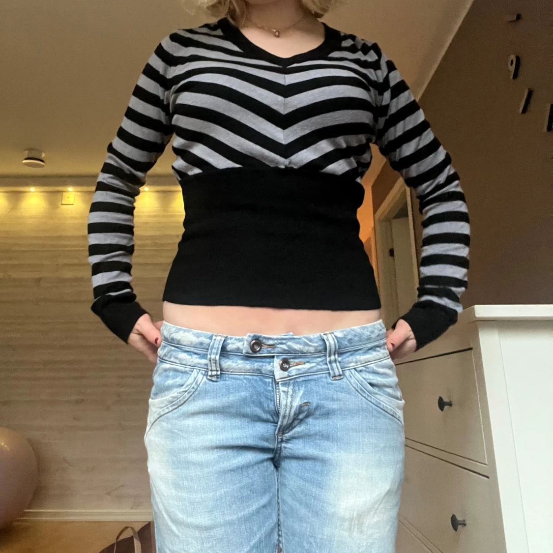 Svart och grå randig tröja - 2