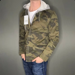 Zadig voltaire overshirt - Hej säljer nu min fina Zadig Voltaire övergångsjacka i storlek S. Den är ny med prislapp och kommer vara otroligt snygg i höst/vinter. Nypris cirka 4000kr! Vi kommer att sälja liknande produkter nu närmare vinter så glöm inte följa profilen!🌊🍾