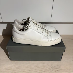Vagabond sneakers - Vita sneakers från vagabond i storlek 43. Används enbart 1 gång. Nypris 1300 kr. Box och kvitto finns.