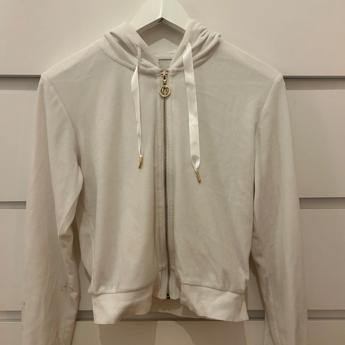 Vit och svart hoodie 