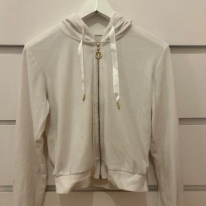 Vit och svart hoodie  - Säljer två , en i vit och en i svart. Båda har dragkedja och huva med snören. Materialet är mjukt och sammetliknande. Guldiga detaljer på dragkedja. 