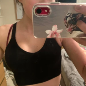 Svart sport-bh - Säljer en svart sport-bh med smala axelband. Perfekt för träning och ger bra stöd. Enkel och stilren design som passar till det mesta👌💗