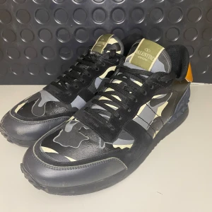 Valentino Rockrunner säljer billigt - Snygga Valentino Rockrunner sneakers i ett coolt camouflage-mönster. Passar storlek 45! Mycket bra skick nästan inte använd. Säljer för de inte passar mig. Äkta såklart och billig, vill bara bli av med dem ASAP