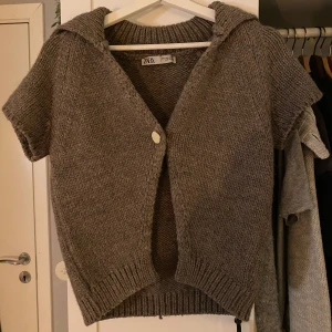 Grå/brun/beige stickad kofta från Zara - Virala koftan från zara, inga defekter eller noppringar. Använd fåtalgånger. Skriv och fråga om fler bilder så kan jag ta foto på de ni frågar om!💕