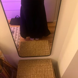 Svart långkjol från Gina Tricot - Snygg svart långkjol från Gina Tricot. Kjolen har en elegant design och är perfekt för olika tillfällen. Den är gjord i ett mjukt material som ger en bekväm passform. Perfekt för att skapa en stilren look. Aldrig använd kan anvädas som klänning också. Jag är 164 cm i referens.