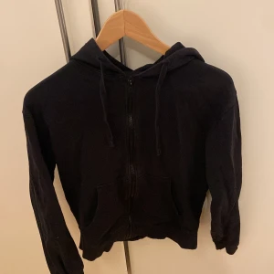 Svart hoodie med dragkedja - Dragkedja, storlek xs, från Cubus, bra skick